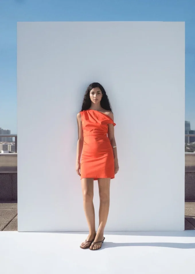 Sukienka z marszczeniami i asymetrycznym dekoltem Sukienka z marszczeniami i asymetrycznym dekoltem