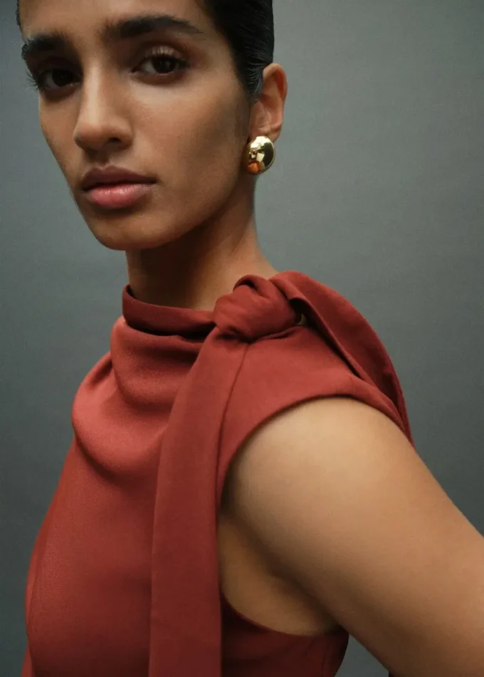 Sukienka z marszczeniami i wiązaniem Sukienka z marszczeniami i wiązaniem