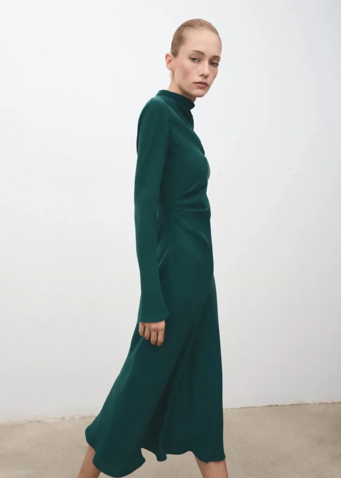 Sukienka z marszczonym dekoltem Sukienka z marszczonym dekoltem