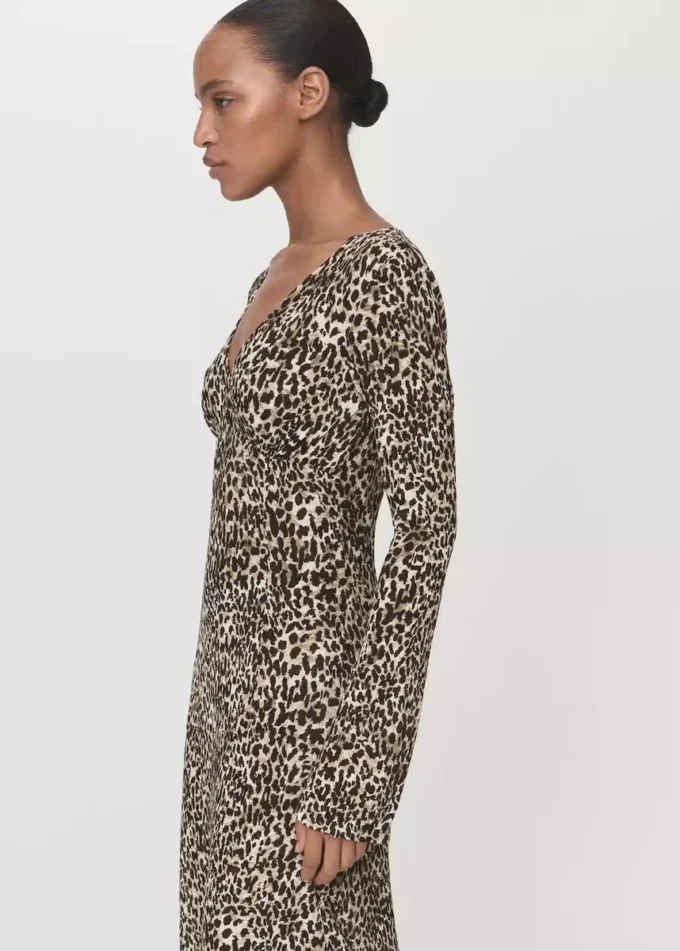 Sukienka z nadrukiem i dekoltem w szpic Sukienka z nadrukiem i dekoltem w szpic