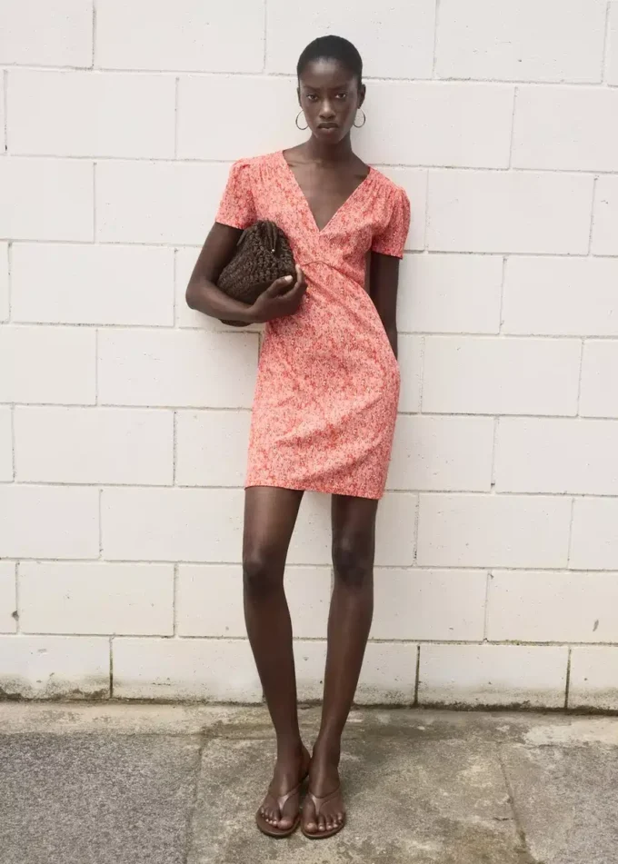 Sukienka z nadrukiem i dekoltem w szpic Sukienka z nadrukiem i dekoltem w szpic