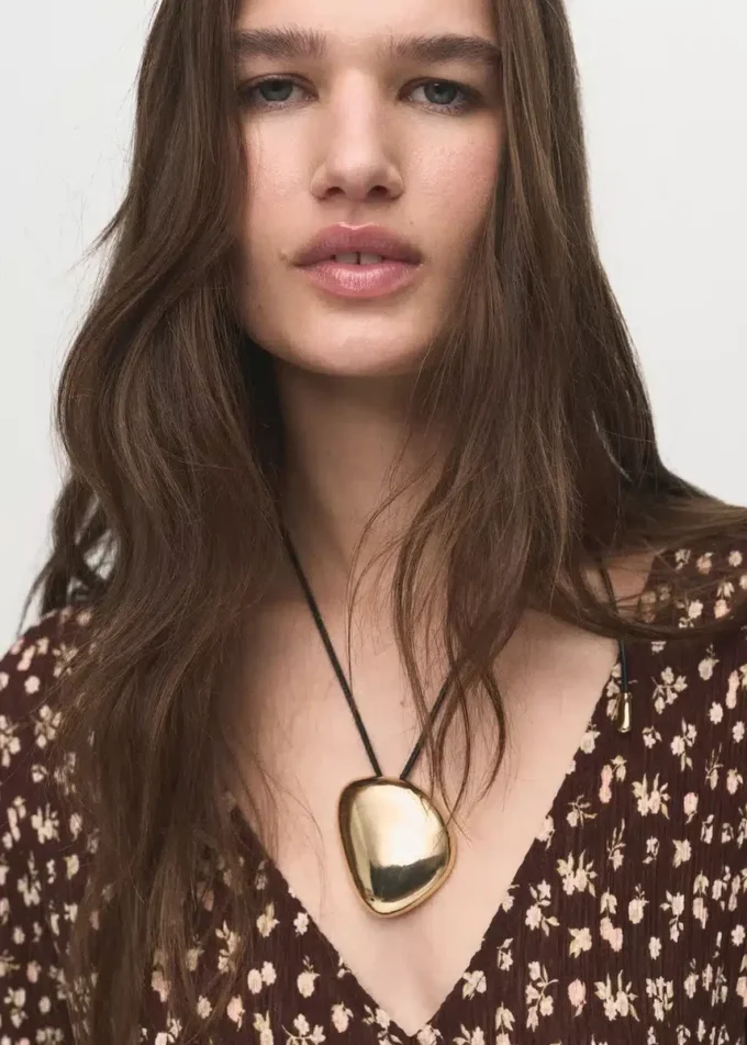 Sukienka z nadrukiem i dekoltem w szpic Sukienka z nadrukiem i dekoltem w szpic