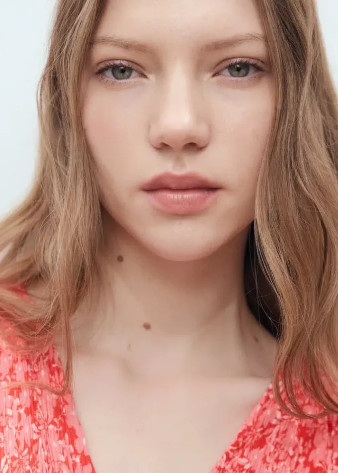 Sukienka z nadrukiem i dekoltem w szpic Sukienka z nadrukiem i dekoltem w szpic