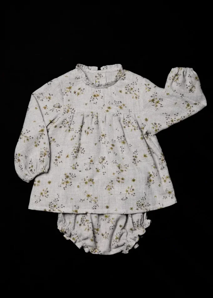 Sukienka z nadrukiem i osłonka na pieluchę Sukienka z nadrukiem i osłonka na pieluchę