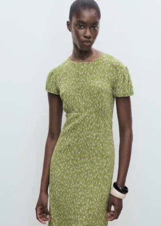 Sukienka z nadrukiem i rozcięciem z boku