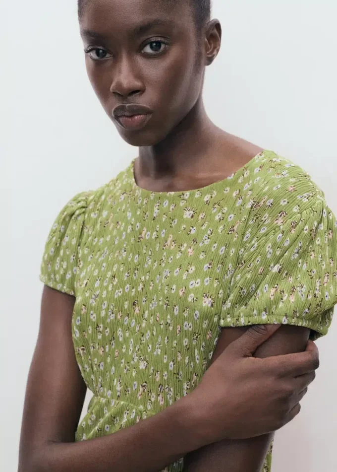 Sukienka z nadrukiem i rozcięciem z boku Sukienka z nadrukiem i rozcięciem z boku