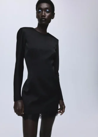 Sukienka z odkrytymi plecami i koronkowym wykończeniem rąbka