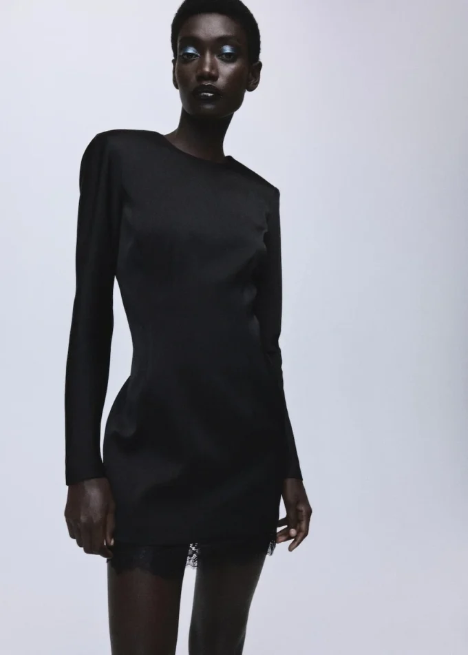 Sukienka z odkrytymi plecami i koronkowym wykończeniem rąbka Sukienka z odkrytymi plecami i koronkowym wykończeniem rąbka