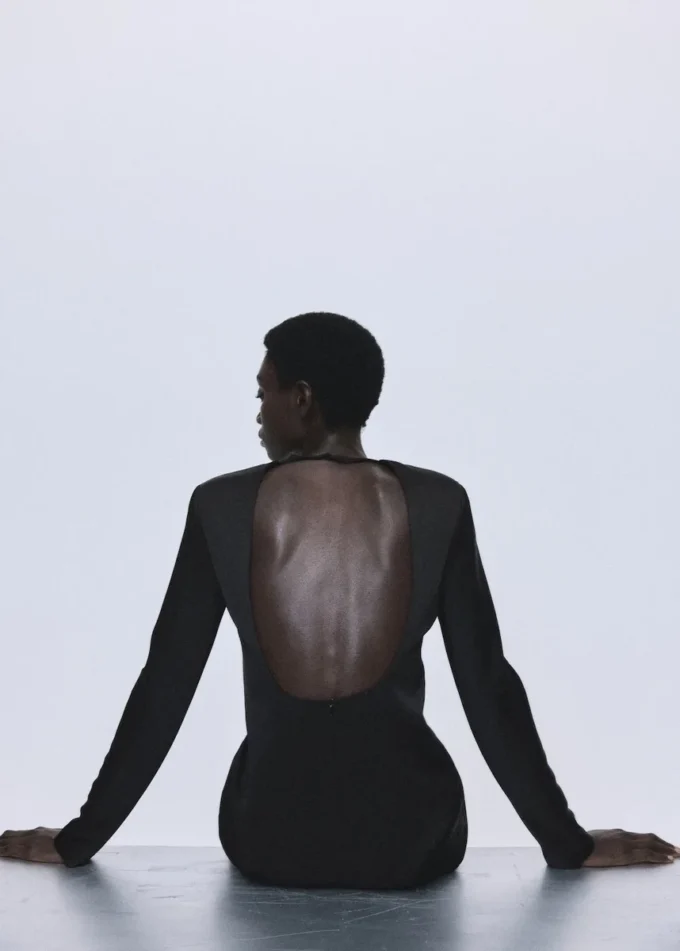 Sukienka z odkrytymi plecami i koronkowym wykończeniem rąbka Sukienka z odkrytymi plecami i koronkowym wykończeniem rąbka