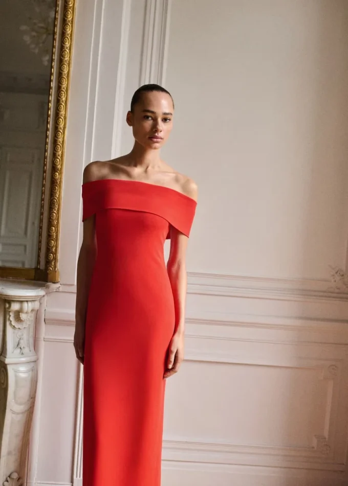 Sukienka z odkrytymi ramionami i rozcięciem Sukienka z odkrytymi ramionami i rozcięciem