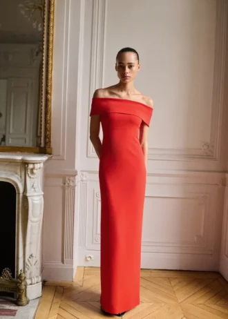 Sukienka z odkrytymi ramionami i rozcięciem