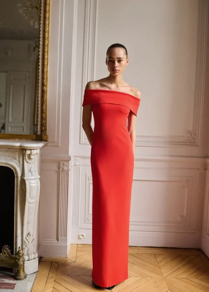 Sukienka z odkrytymi ramionami i rozcięciem Sukienka z odkrytymi ramionami i rozcięciem