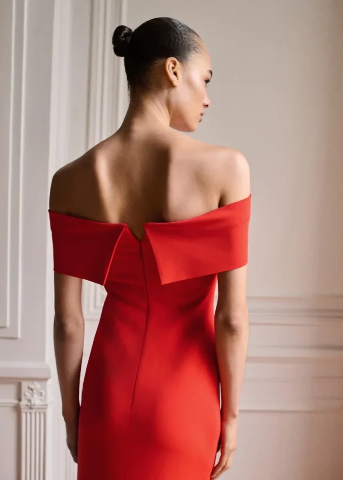 Sukienka z odkrytymi ramionami i rozcięciem Sukienka z odkrytymi ramionami i rozcięciem