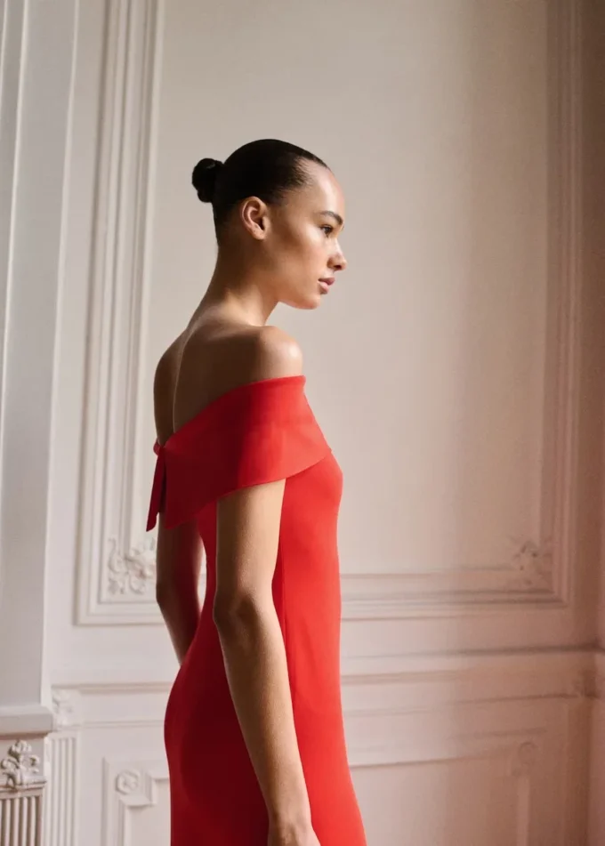 Sukienka z odkrytymi ramionami i rozcięciem Sukienka z odkrytymi ramionami i rozcięciem