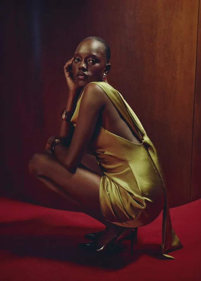 Sukienka z satynowym efektem i odkrytymi plecami Sukienka z satynowym efektem i odkrytymi plecami