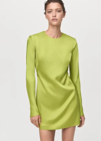 Sukienka z satynowym efektem i odkrytymi plecami