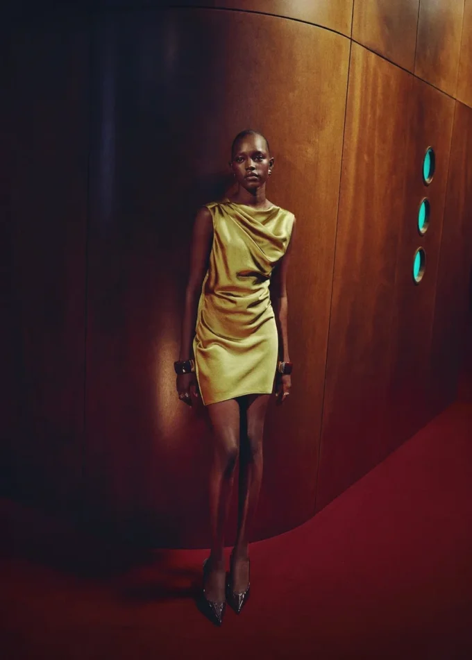 Sukienka z satynowym efektem i odkrytymi plecami Sukienka z satynowym efektem i odkrytymi plecami