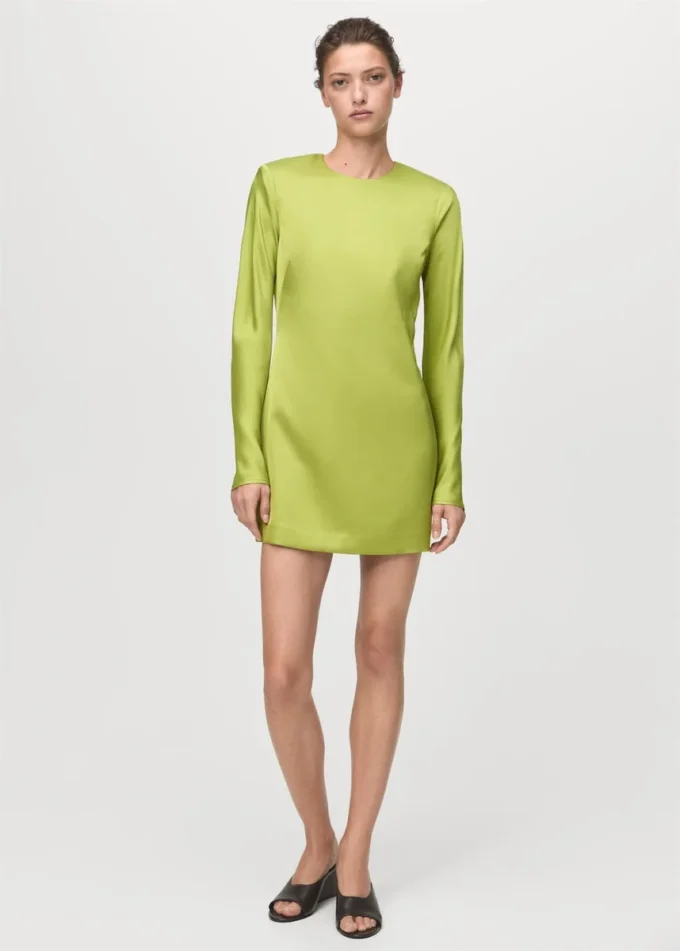 Sukienka z satynowym efektem i odkrytymi plecami Sukienka z satynowym efektem i odkrytymi plecami