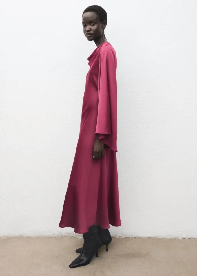 Sukienka z satyny z rozkloszowanymi rękawami Sukienka z satyny z rozkloszowanymi rękawami