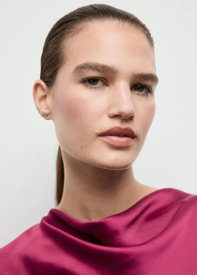 Sukienka z satyny z rozkloszowanymi rękawami Sukienka z satyny z rozkloszowanymi rękawami