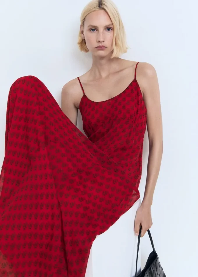 Sukienka z szyfonu w kwiatowy wzór Sukienka z szyfonu w kwiatowy wzór