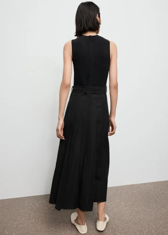 Sukienka z tkaniny z paskiem Sukienka z tkaniny z paskiem