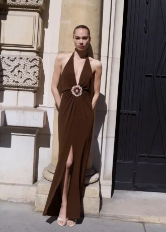 Sukienka z wiązaniem na szyi i kwiatowym detalem