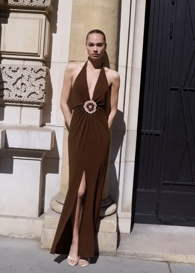 Sukienka z wiązaniem na szyi i kwiatowym detalem Sukienka z wiązaniem na szyi i kwiatowym detalem