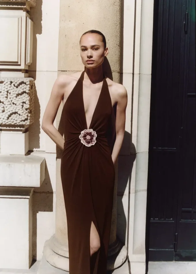 Sukienka z wiązaniem na szyi i kwiatowym detalem Sukienka z wiązaniem na szyi i kwiatowym detalem