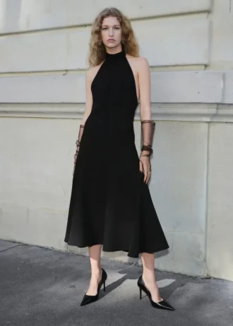 Sukienka z wiązaniem na szyi i odkrytymi plecami