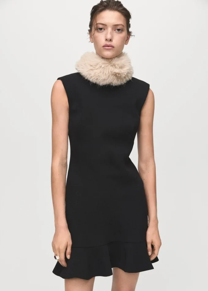 Sukienka z wysokim kołnierzem i falbaną Sukienka z wysokim kołnierzem i falbaną