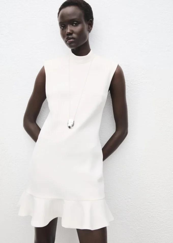 Sukienka z wysokim kołnierzem i falbaną Sukienka z wysokim kołnierzem i falbaną