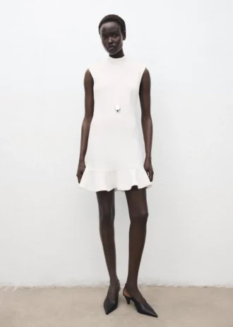 Sukienka z wysokim kołnierzem i falbaną