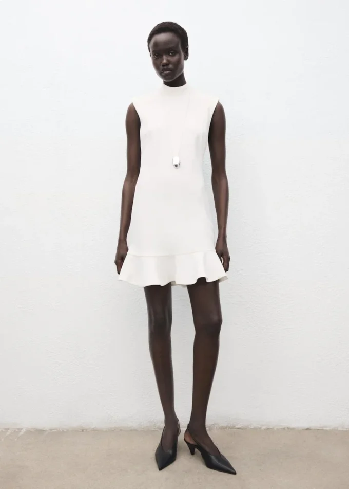 Sukienka z wysokim kołnierzem i falbaną Sukienka z wysokim kołnierzem i falbaną