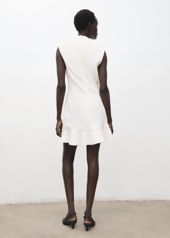 Sukienka z wysokim kołnierzem i falbaną Sukienka z wysokim kołnierzem i falbaną