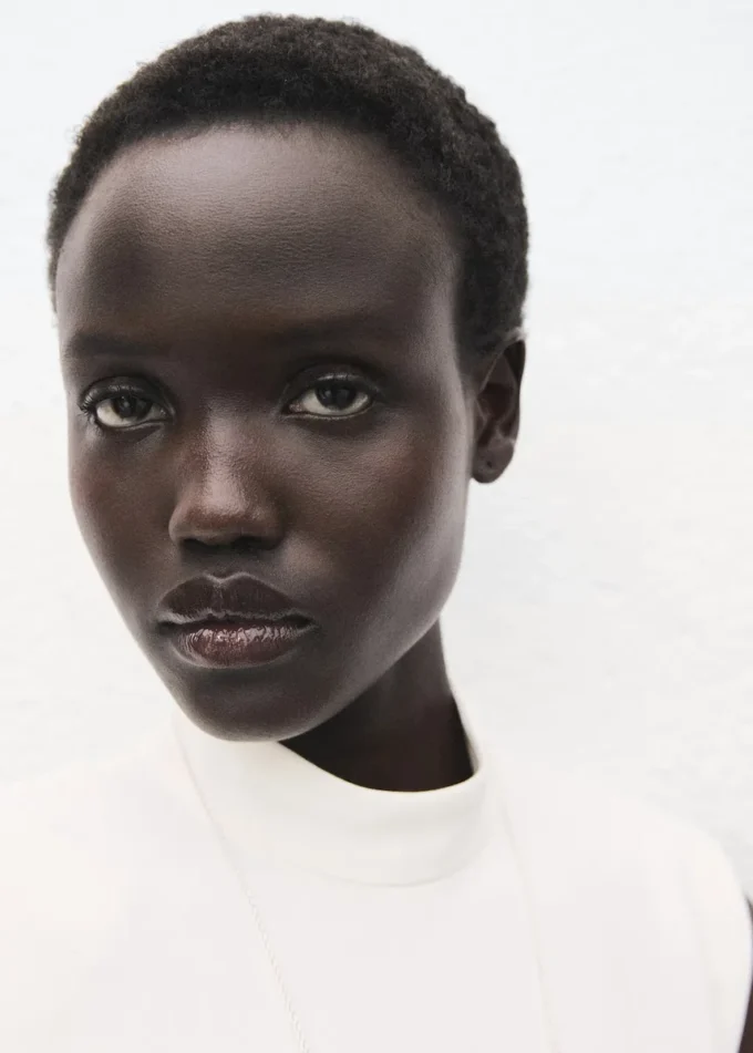 Sukienka z wysokim kołnierzem i falbaną Sukienka z wysokim kołnierzem i falbaną