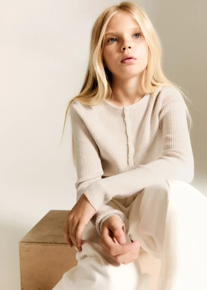 Sweter prążkowany z guzikami Sweter prążkowany z guzikami