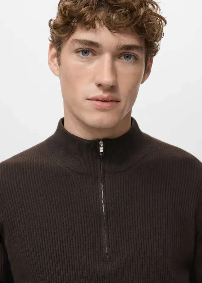 Sweter prążkowany z zamkiem błyskawicznym przy szyi Sweter prążkowany z zamkiem błyskawicznym przy szyi