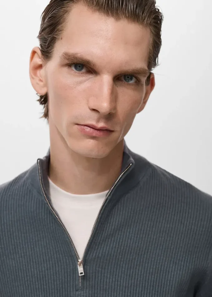 Sweter prążkowany z zamkiem błyskawicznym przy szyi Sweter prążkowany z zamkiem błyskawicznym przy szyi