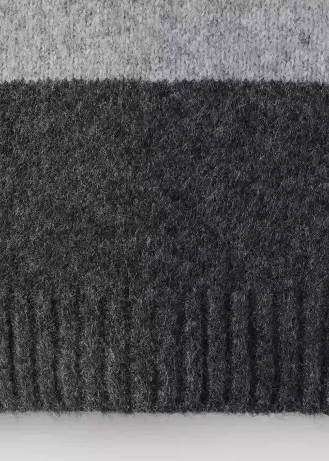 Sweter w paski z dekoltem typu perkins Sweter w paski z dekoltem typu perkins