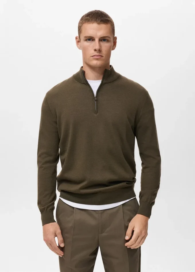 Sweter wykonany w 100% z wełny merynosowej z kołnierzem typu perkins Sweter wykonany w 100% z wełny merynosowej z kołnierzem typu perkins