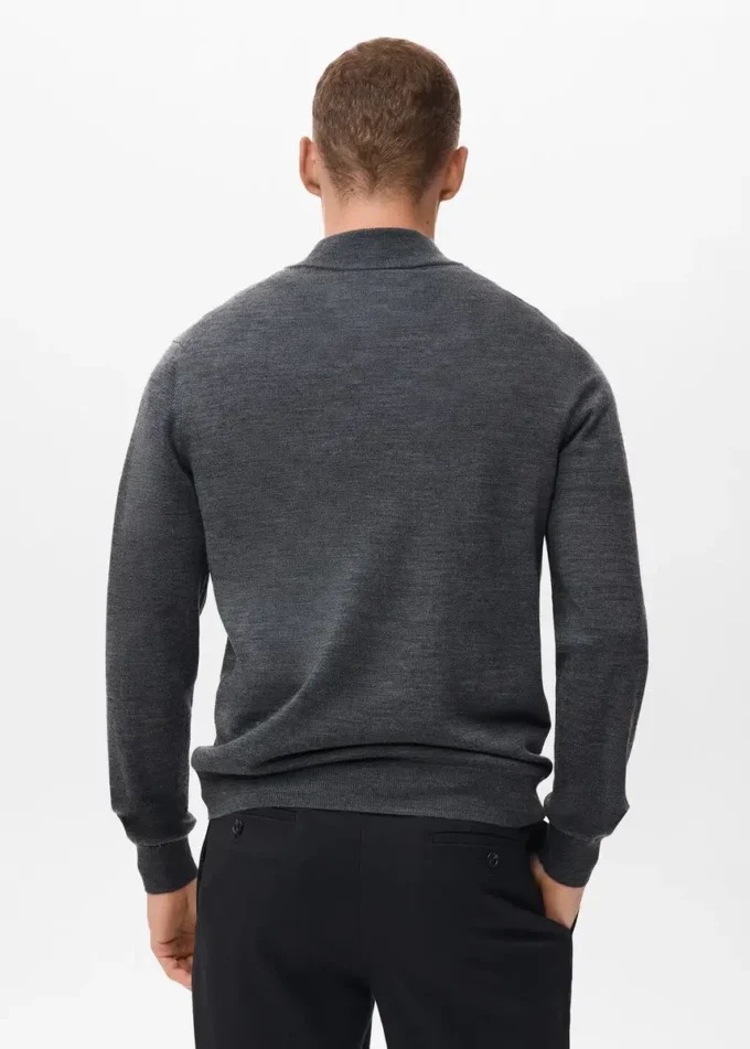 Sweter wykonany w 100% z wełny merynosowej z kołnierzem typu perkins Sweter wykonany w 100% z wełny merynosowej z kołnierzem typu perkins