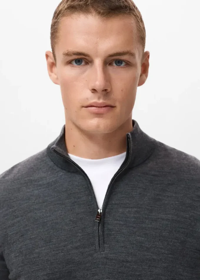 Sweter wykonany w 100% z wełny merynosowej z kołnierzem typu perkins Sweter wykonany w 100% z wełny merynosowej z kołnierzem typu perkins