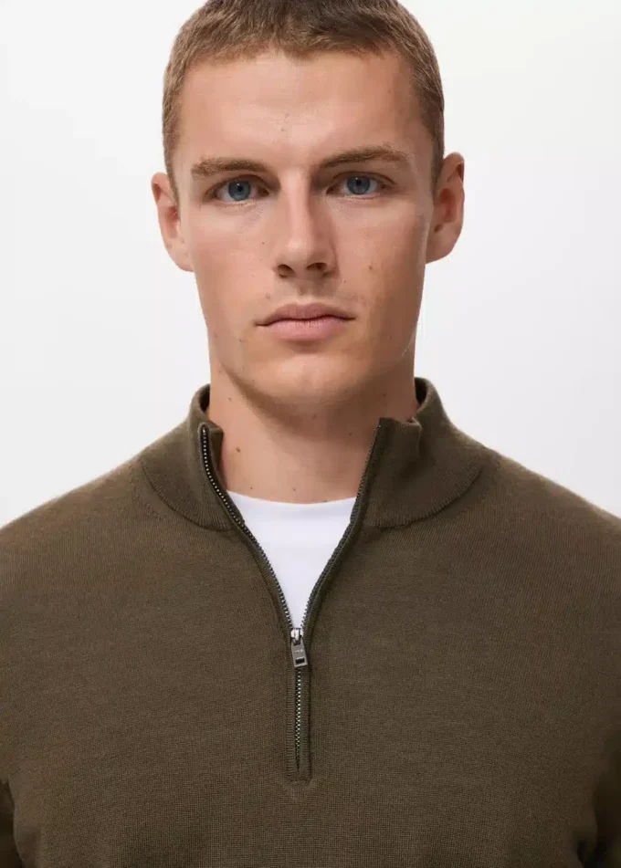 Sweter wykonany w 100% z wełny merynosowej z kołnierzem typu perkins Sweter wykonany w 100% z wełny merynosowej z kołnierzem typu perkins