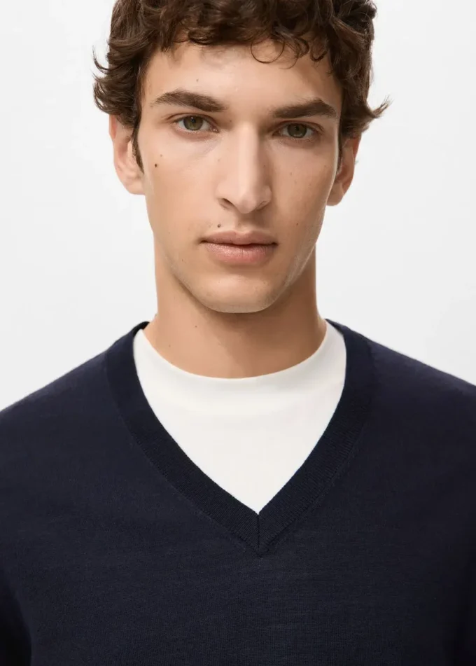 Sweter z dekoltem w serek, 100% wełna merynosowa Sweter z dekoltem w serek, 100% wełna merynosowa