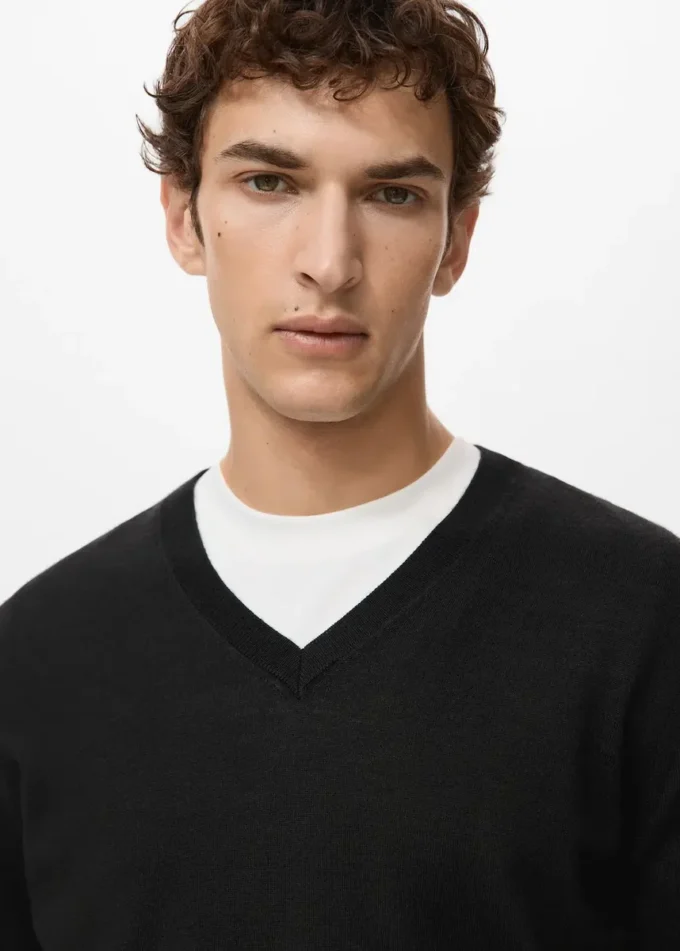 Sweter z dekoltem w serek, 100% wełna merynosowa Sweter z dekoltem w serek, 100% wełna merynosowa