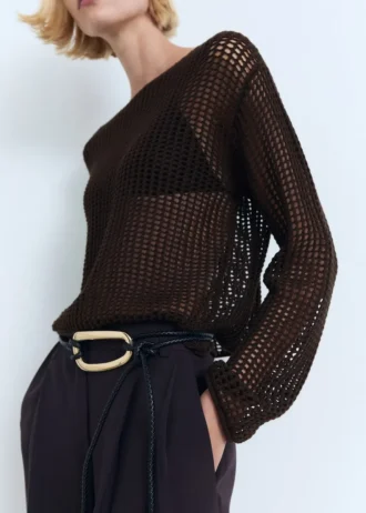 Sweter z długim rękawem, wykonany techniką szydełkową Sweter z długim rękawem, wykonany techniką szydełkową