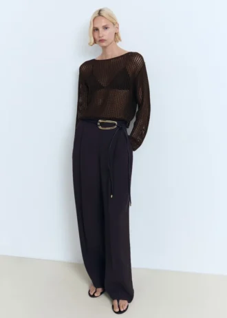 Sweter z długim rękawem, wykonany techniką szydełkową Sweter z długim rękawem, wykonany techniką szydełkową