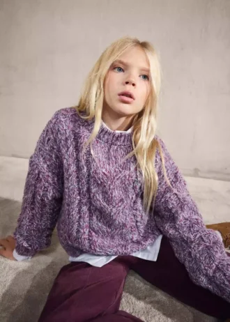 Sweter z dzianiny warkoczowej