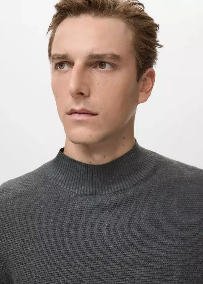 Sweter z golfem o strukturalnym kroju Sweter z golfem o strukturalnym kroju